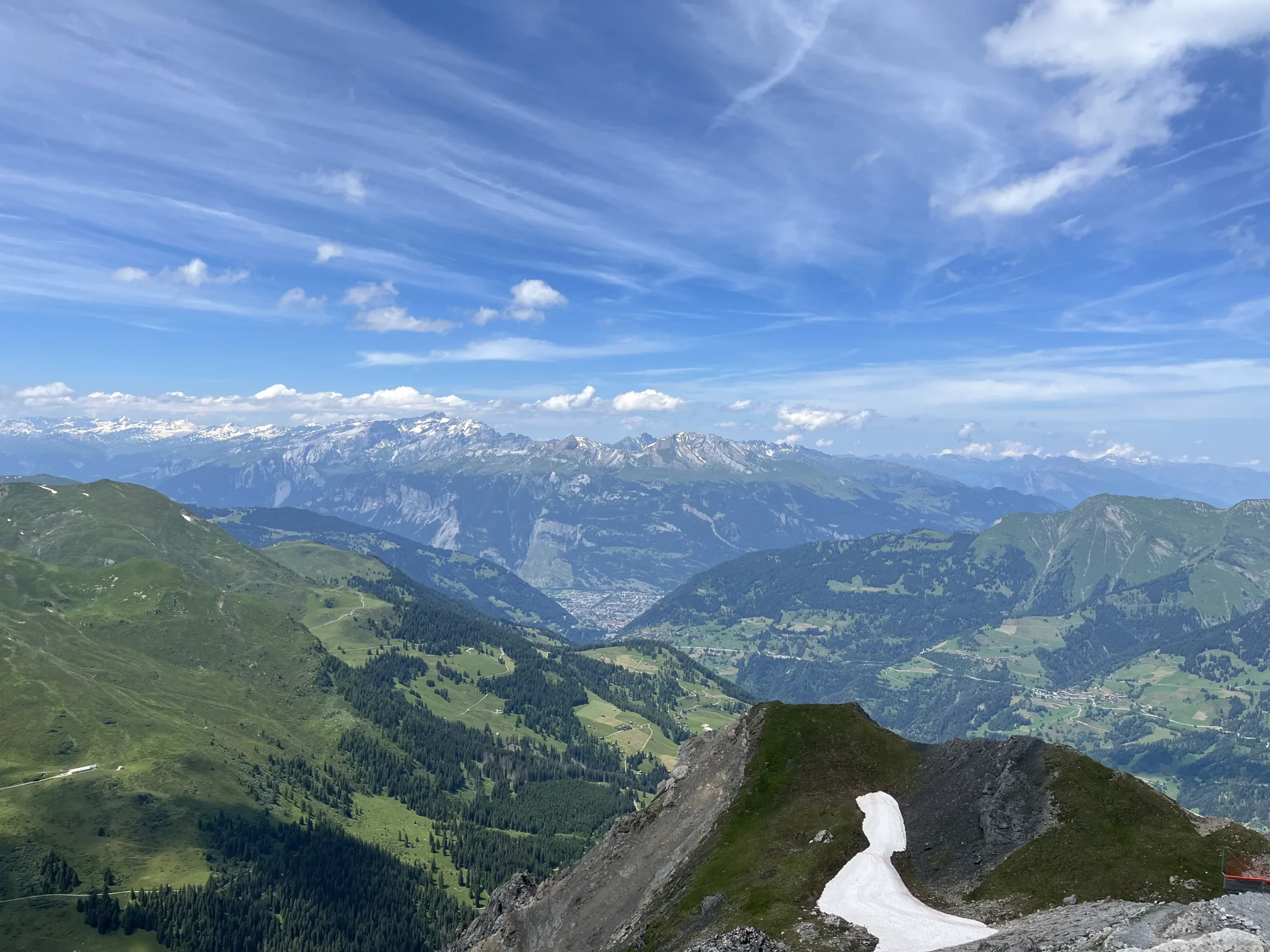 Alpenwiesen und Berge im Sommer Arosa